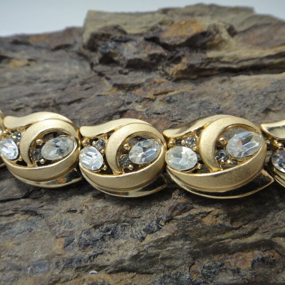 Crown Trifari Rhinestone Bracelet Gold Tone Mid Century Vintage 50s - 60s - Picture 2 of 9